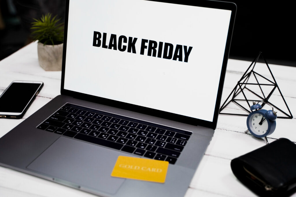 Black Friday: 20 pomysłów na temat maila, które podniosą Twój Open Rate - obraz autorstwa freepik